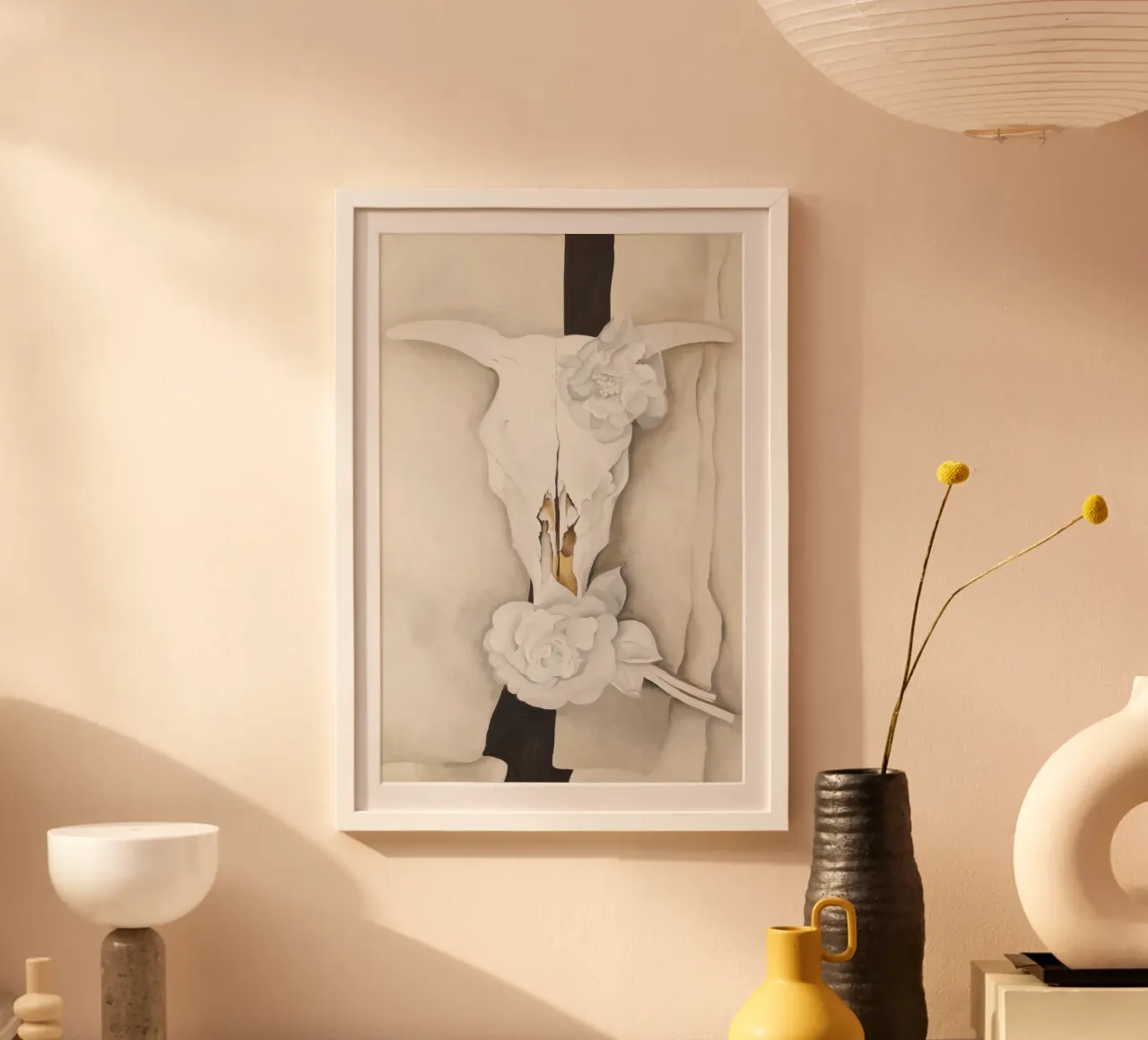 Teschio di mucca con rose di calico - Georgia O'Keeffe poster con telaio in legno da Chérie Prints