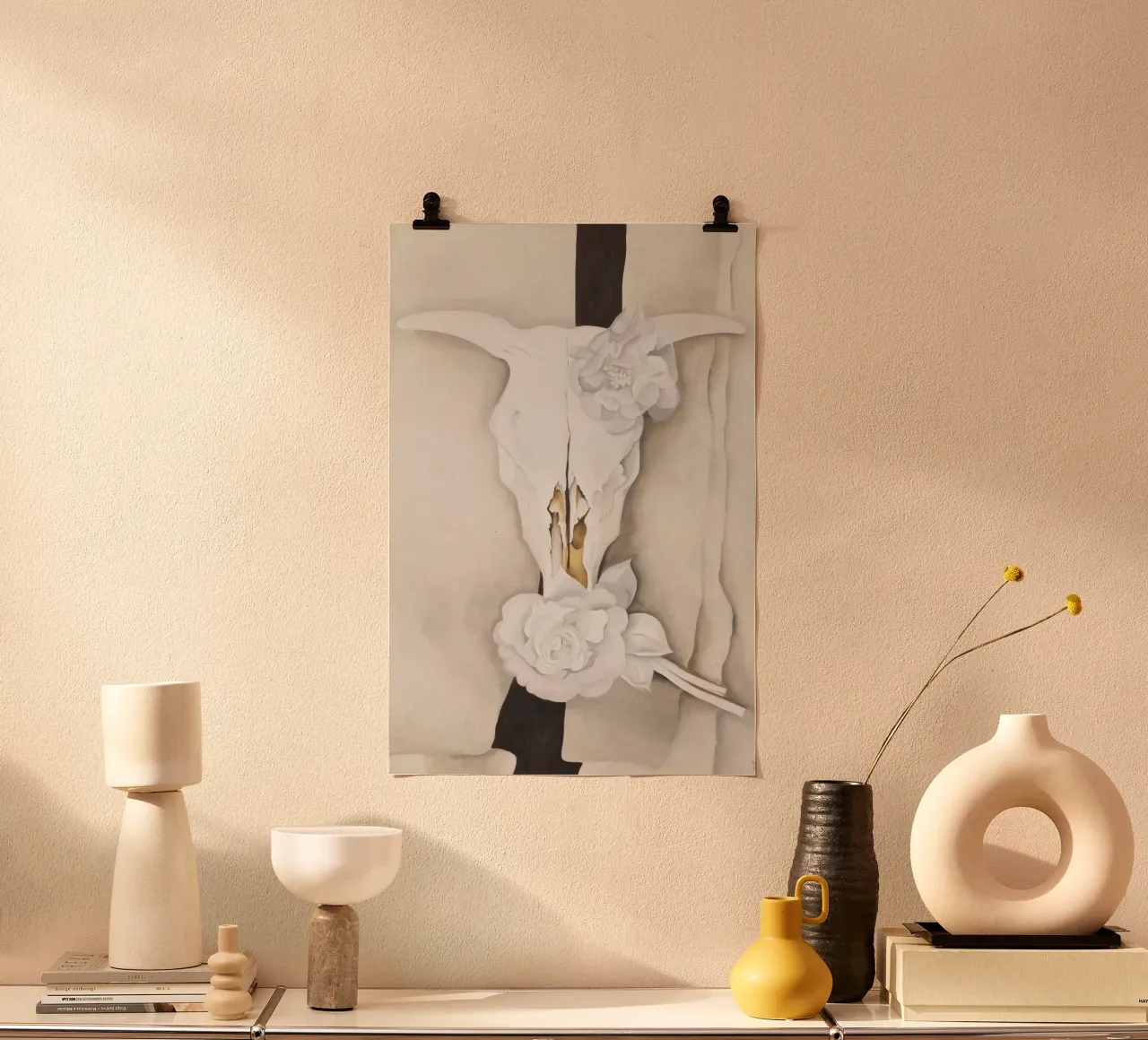 Teschio di mucca con rose di calico - Georgia O'Keeffe poster con telaio in legno da Chérie Prints