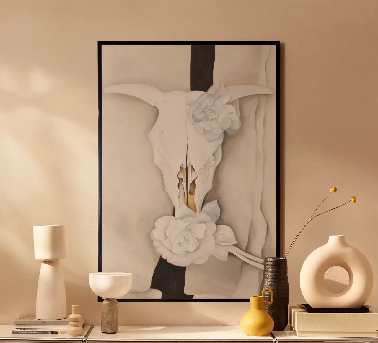 Teschio di mucca con rose di calico - Georgia O'Keeffe poster con telaio in legno da Chérie Prints