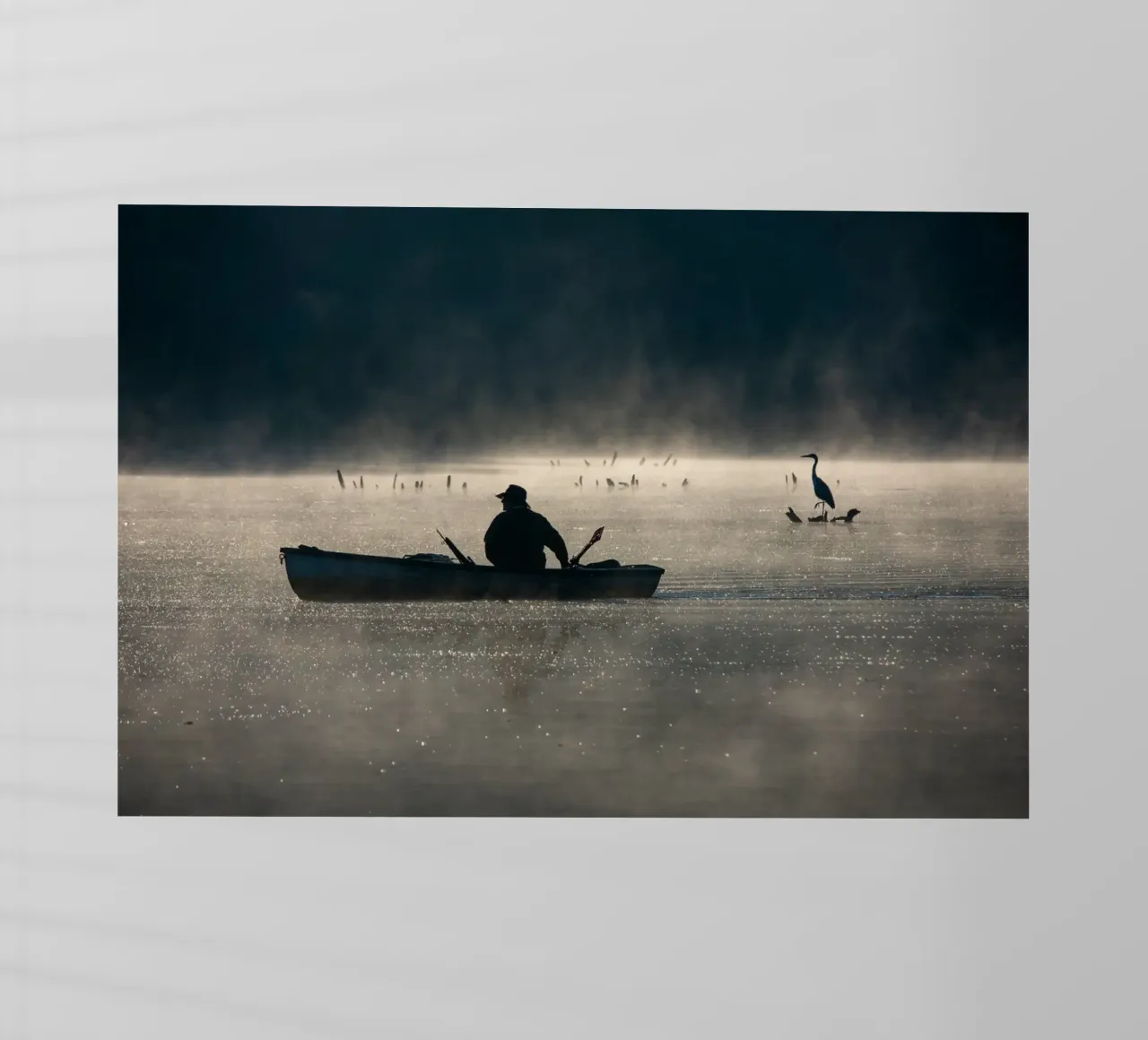 Pescatore su un lago pellicola backlit da anderm