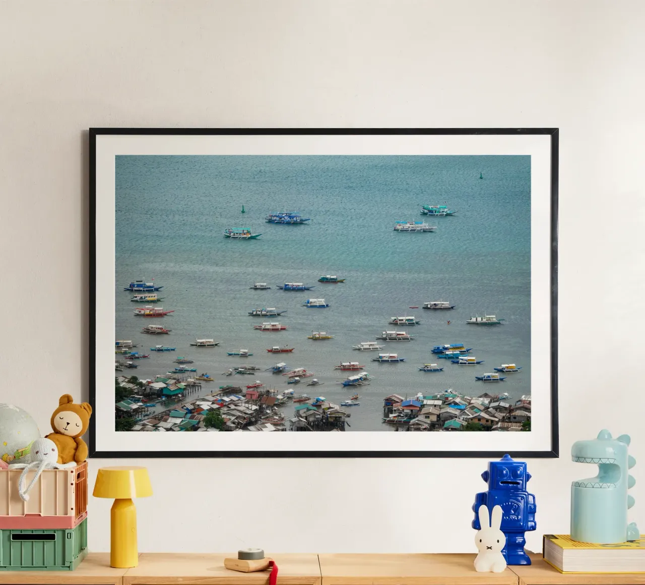 Fischerboote auf dem Meer Poster mit Holzrahmen von anderm