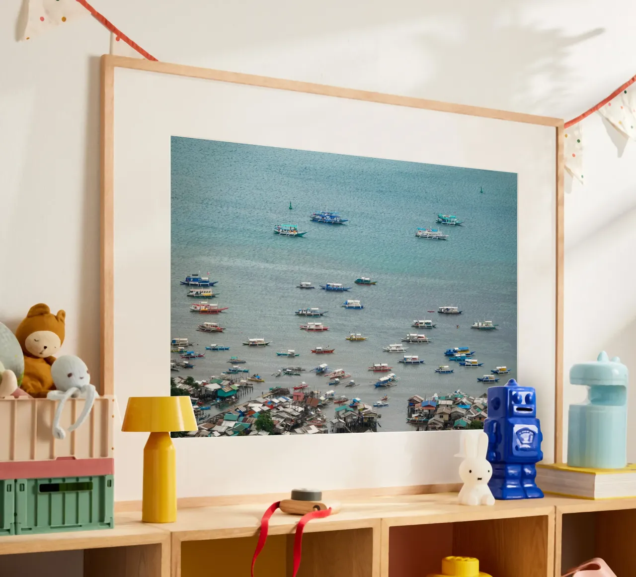 Fischerboote auf dem Meer Poster mit Holzrahmen von anderm