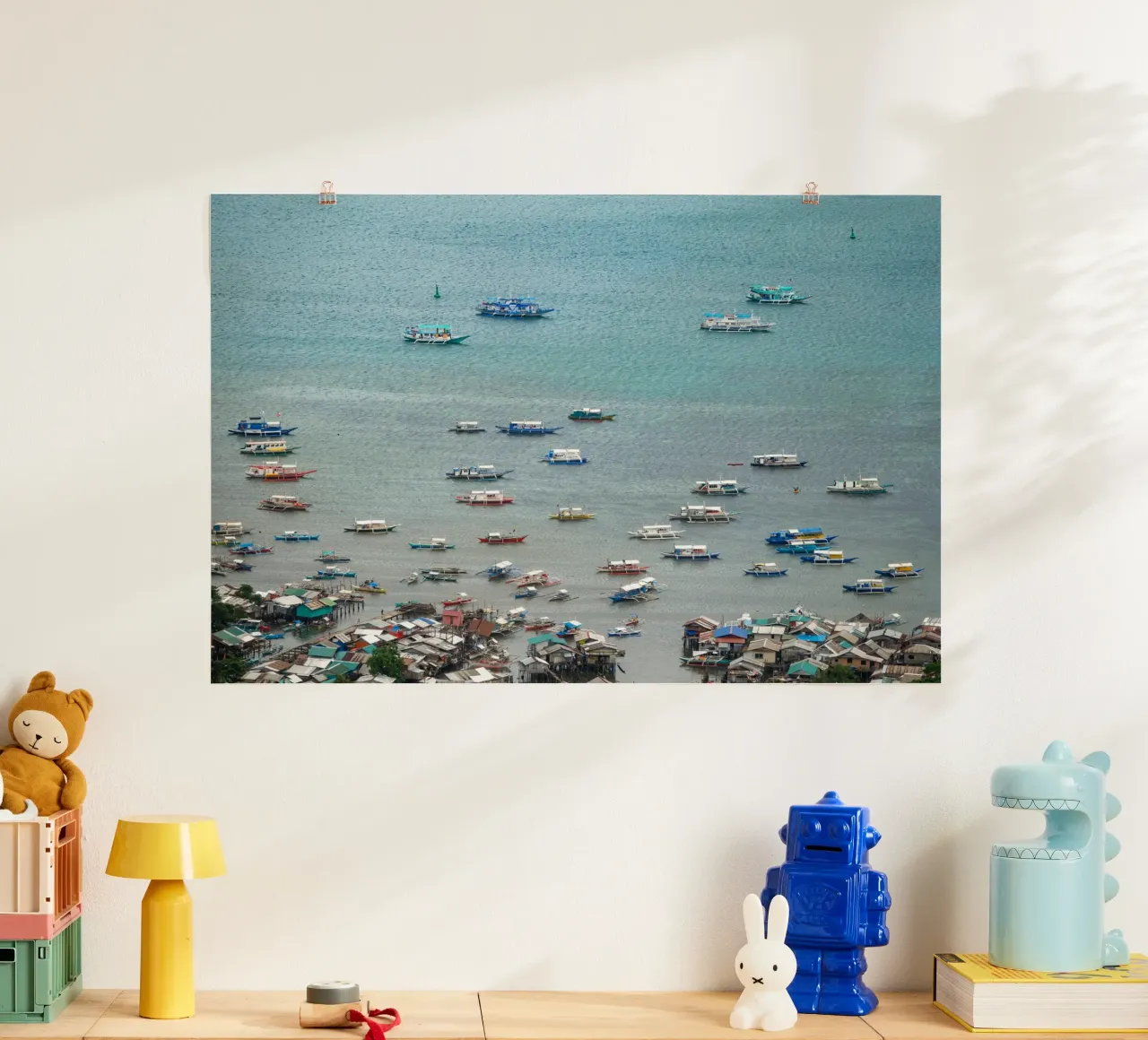 Fischerboote auf dem Meer Poster mit Holzrahmen von anderm