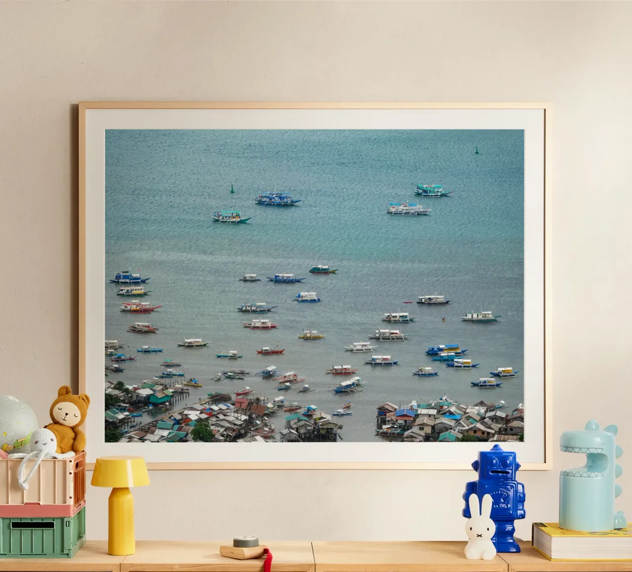 Fischerboote auf dem Meer Poster mit Holzrahmen von anderm