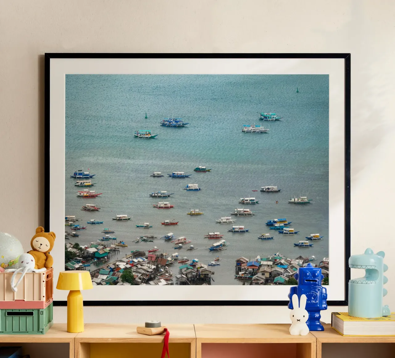 Fischerboote auf dem Meer Poster mit Holzrahmen von anderm