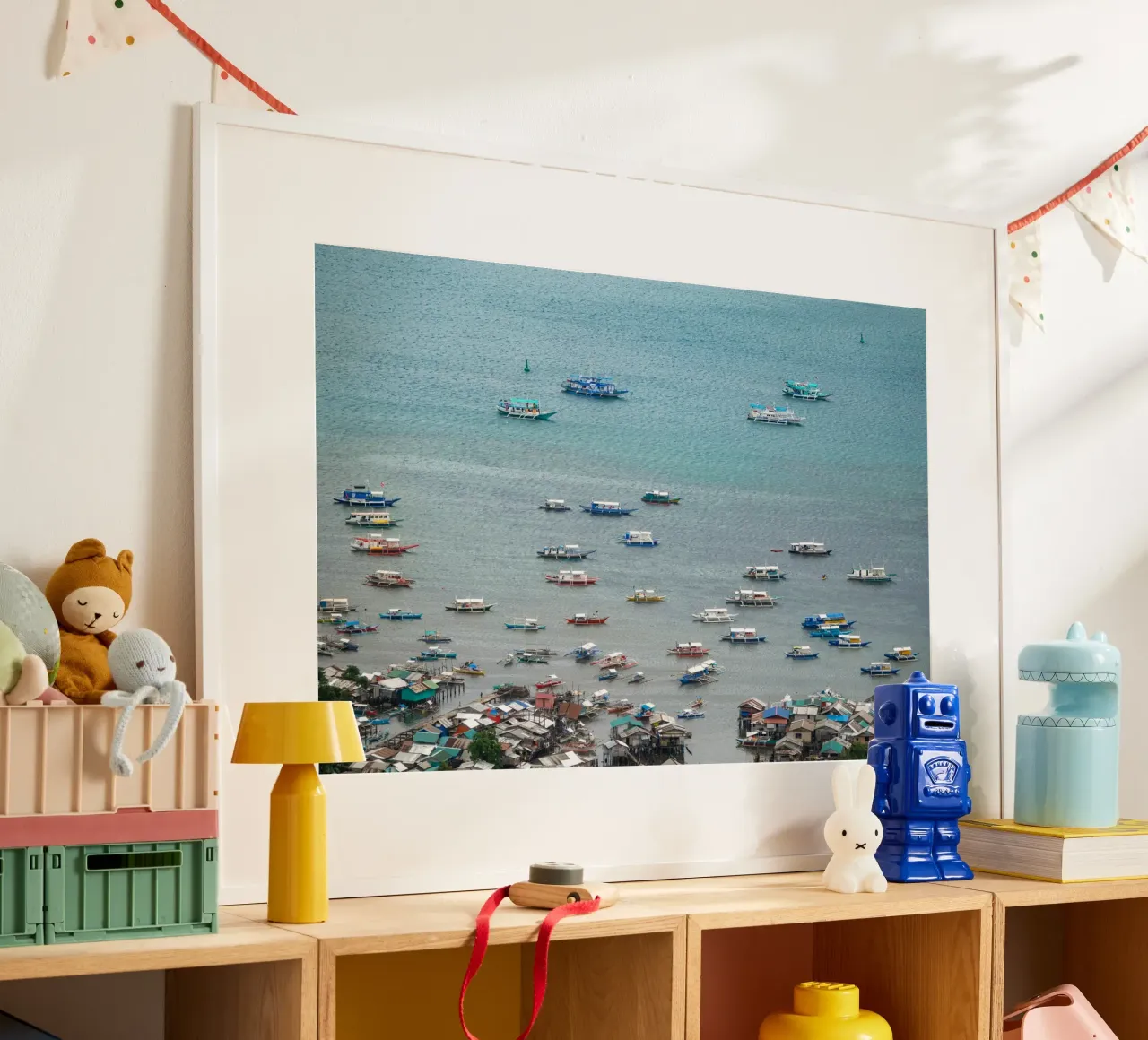Fischerboote auf dem Meer Poster mit Holzrahmen von anderm