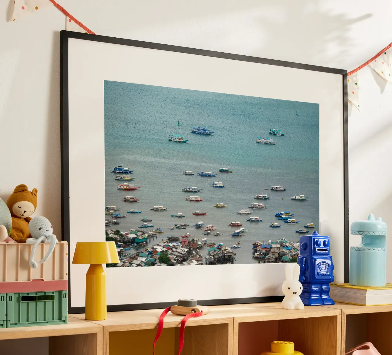 Fischerboote auf dem Meer Poster mit Holzrahmen von anderm
