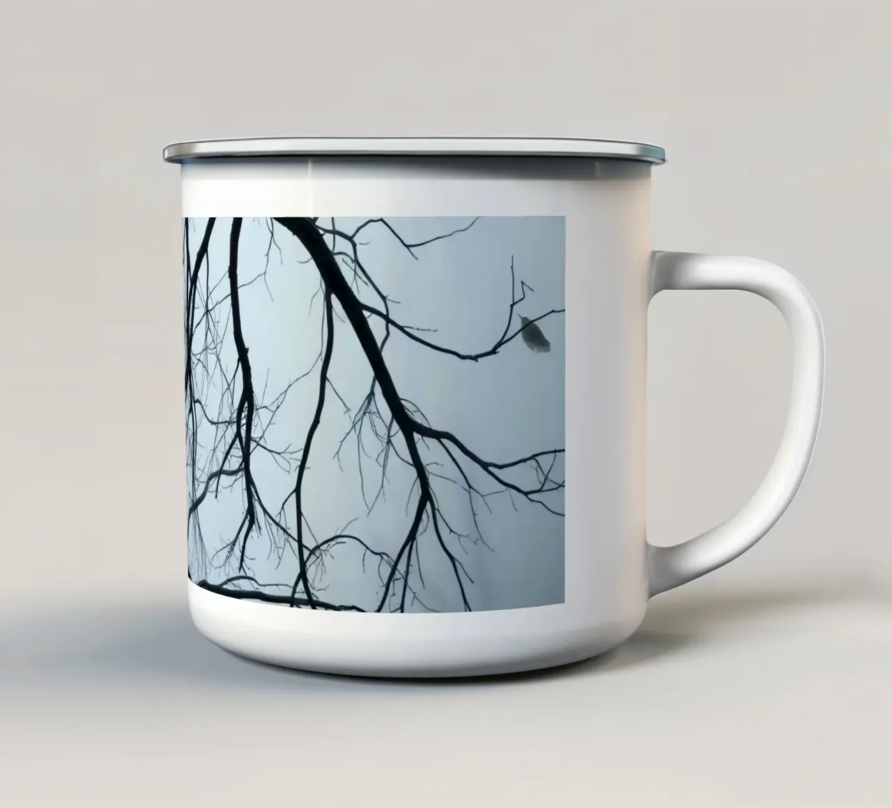 Rami di alberi spogli contro il cielo coperto tazza in smalto da DesignDoodle