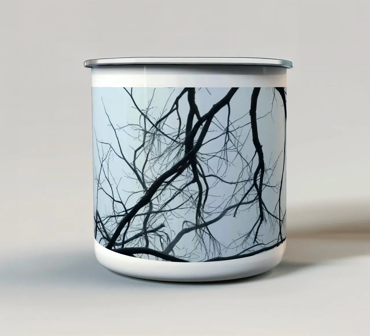 Rami di alberi spogli contro il cielo coperto tazza in smalto da DesignDoodle