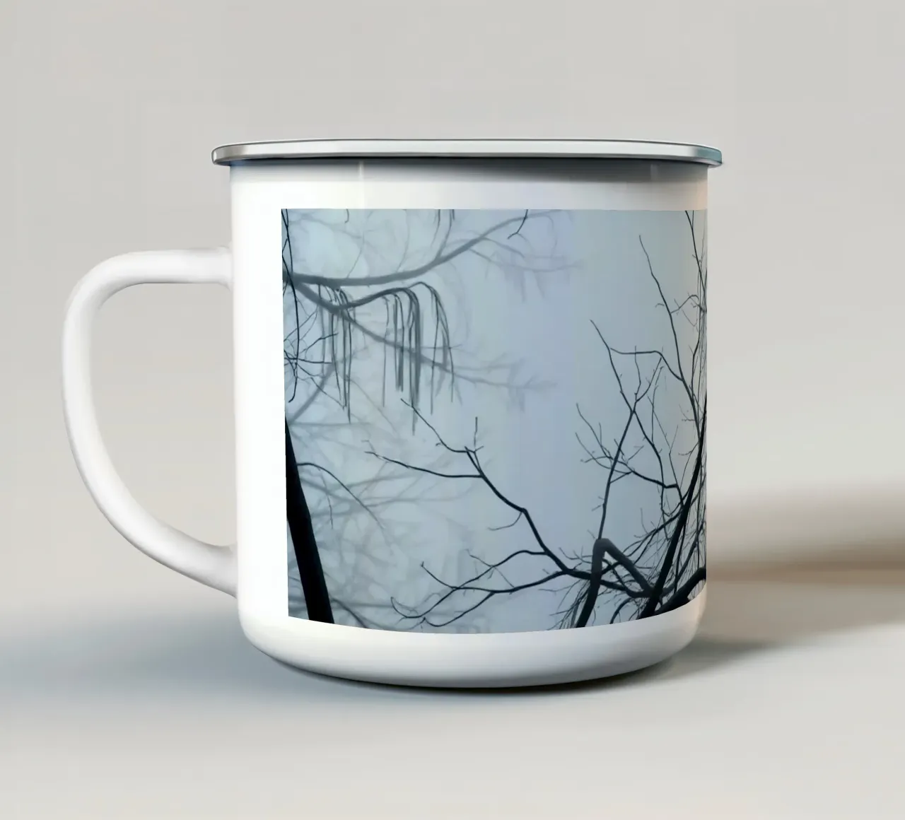 Rami di alberi spogli contro il cielo coperto tazza in smalto da DesignDoodle