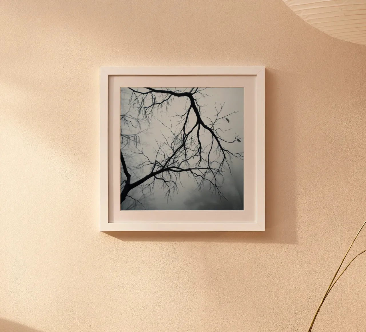 Branches d'arbres dénudées dans un ciel couvert poster avec cadre en plastique de DesignDoodle