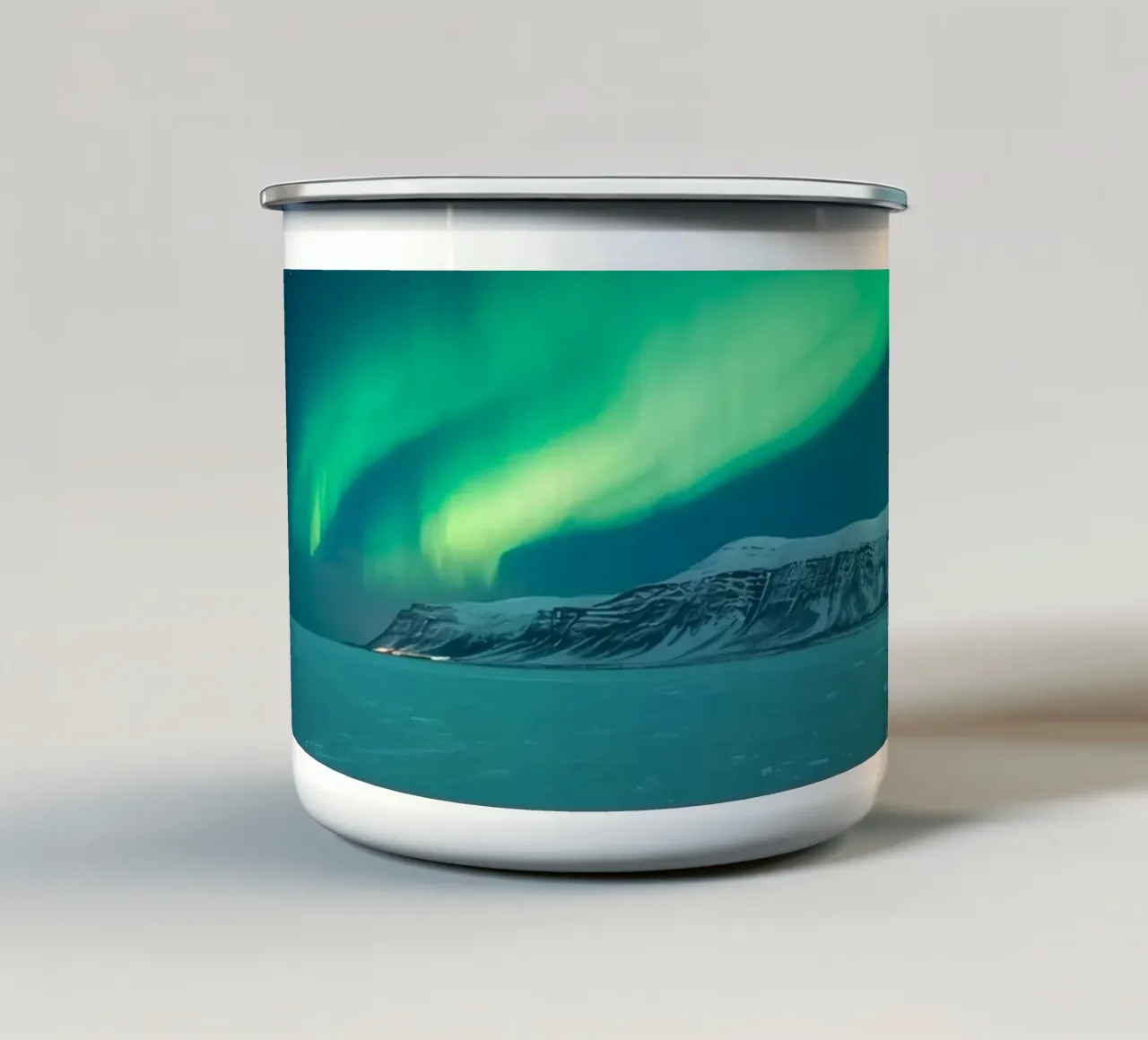 L'Aurora Boreale su una pianura innevata con montagne tazza in smalto da DesignDoodle