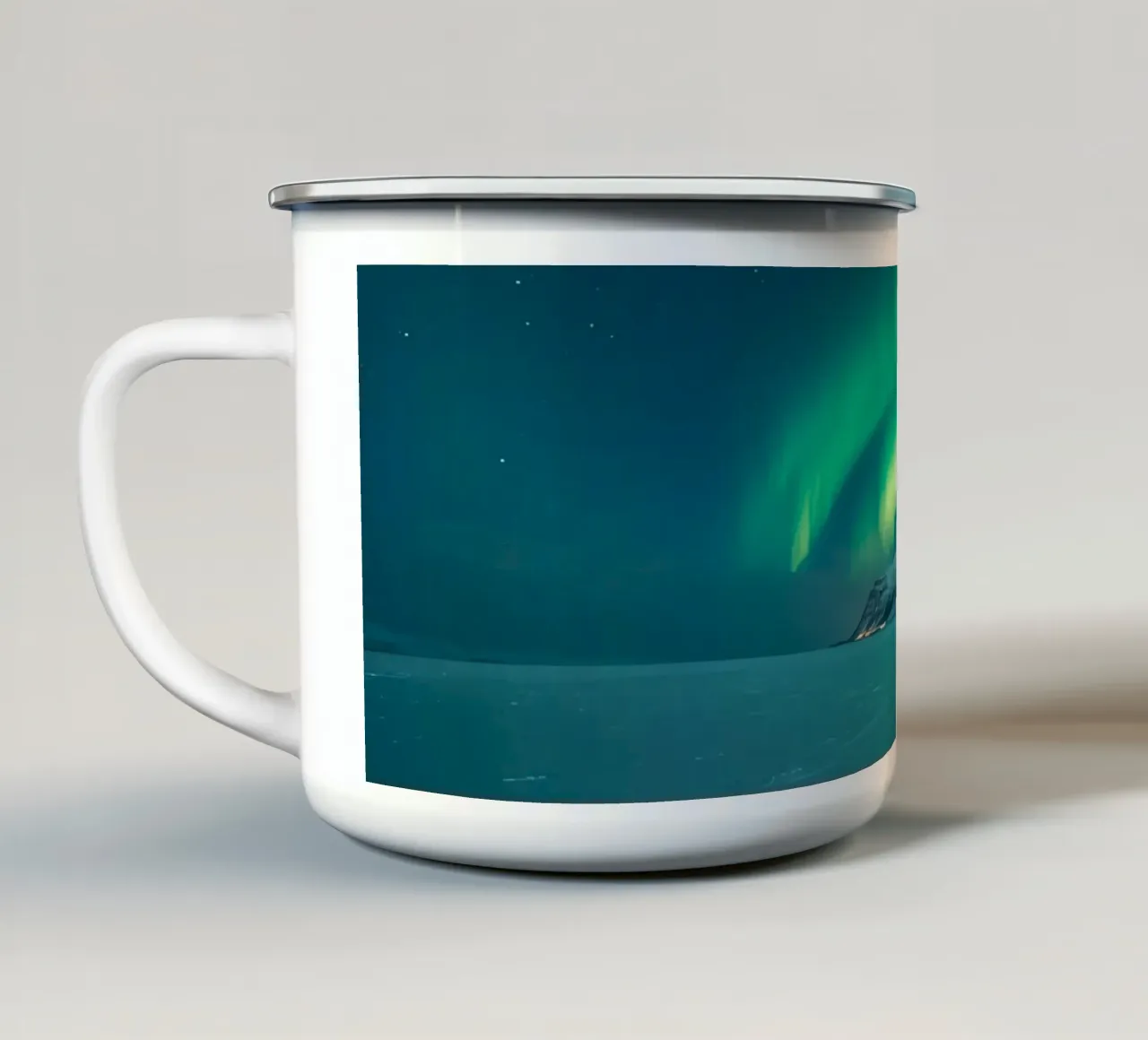 L'Aurora Boreale su una pianura innevata con montagne tazza in smalto da DesignDoodle