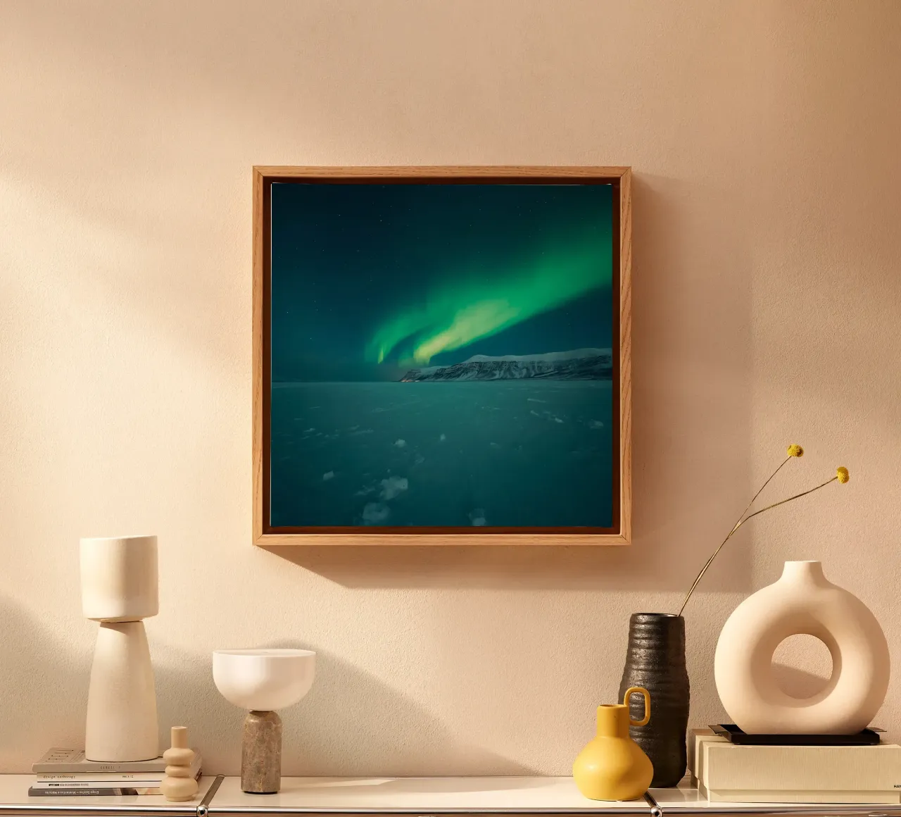 L'Aurora Boreale su una pianura innevata con montagne tela con Cornice a cassetta da DesignDoodle
