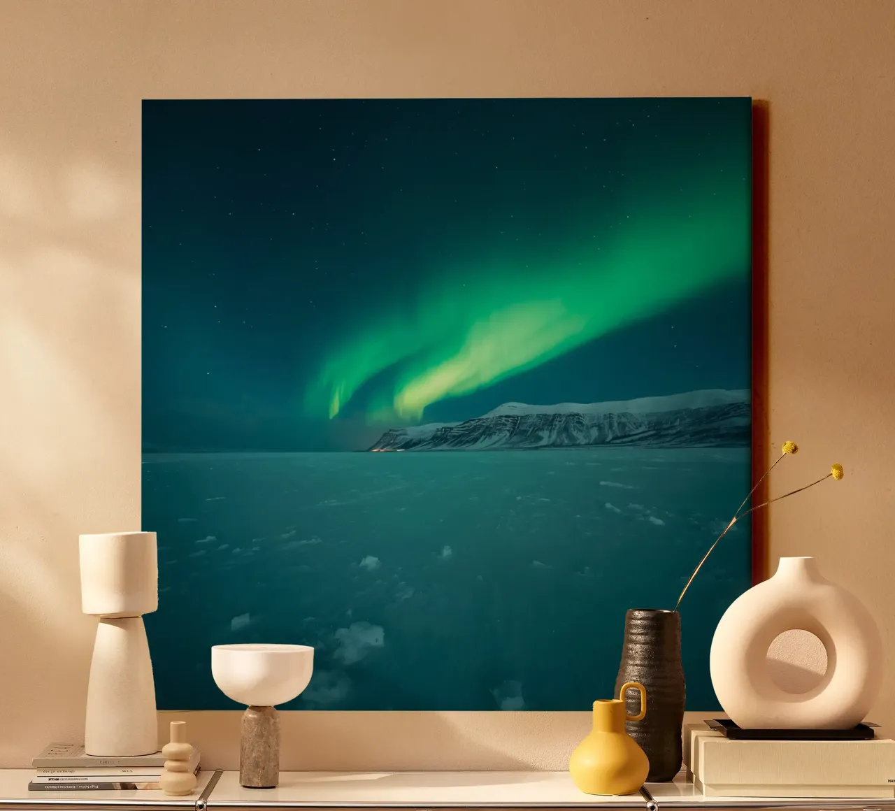 L'Aurora Boreale su una pianura innevata con montagne tela con Cornice a cassetta da DesignDoodle