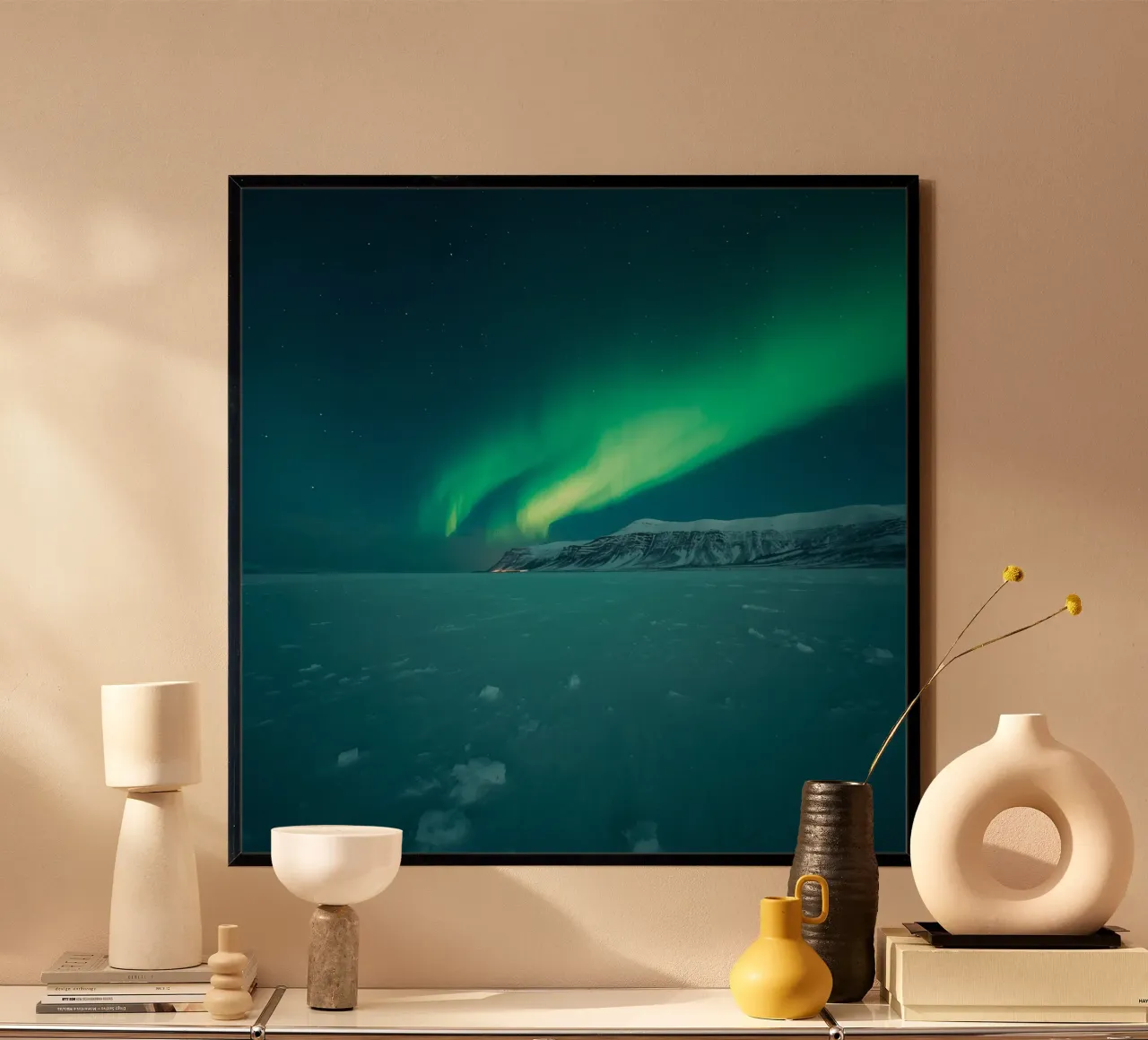 L'Aurora Boreale su una pianura innevata con montagne poster da DesignDoodle