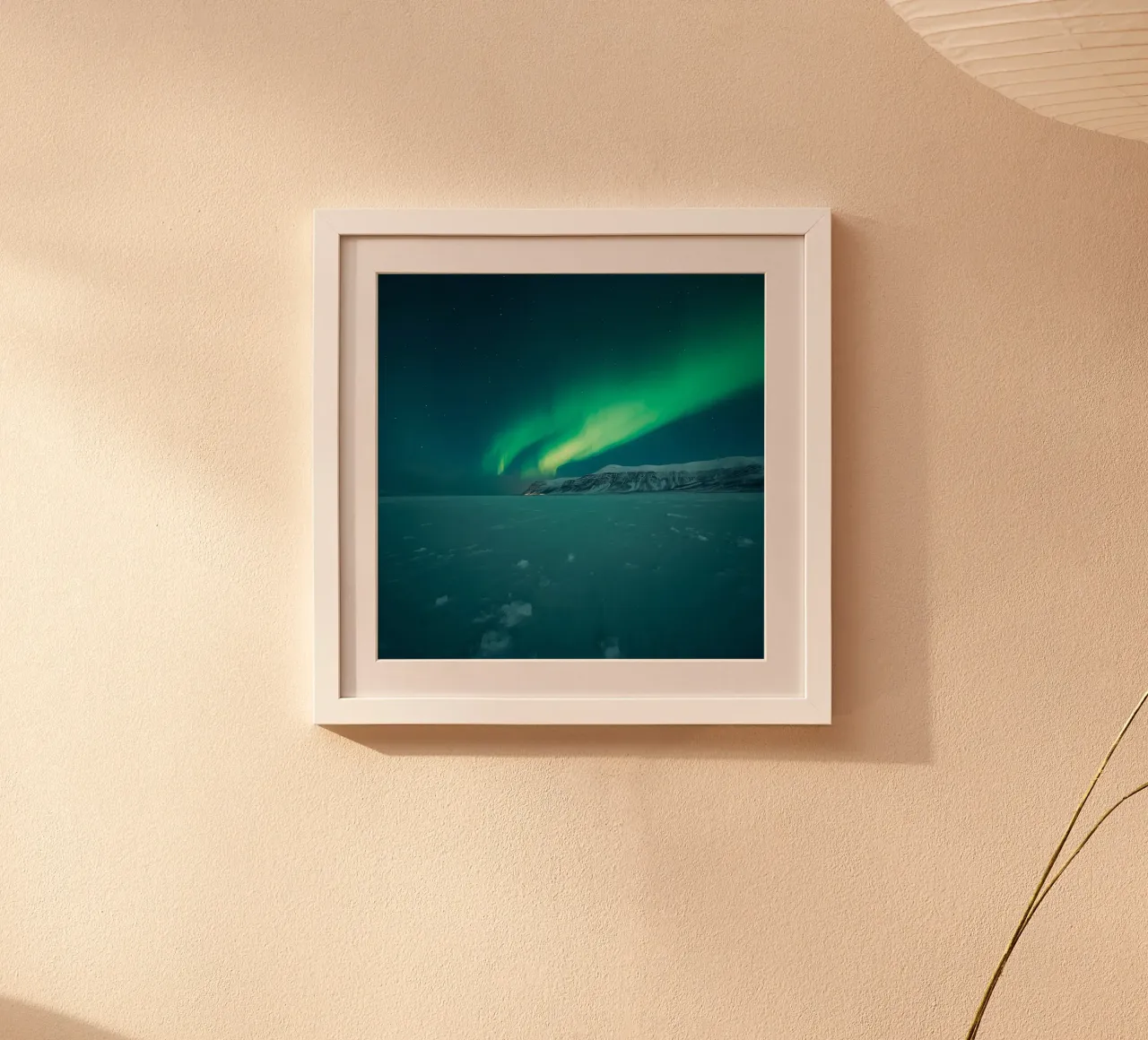 L'Aurora Boreale su una pianura innevata con montagne poster da DesignDoodle