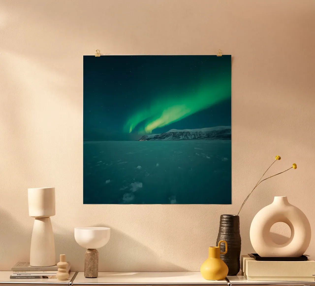 L'Aurora Boreale su una pianura innevata con montagne poster da DesignDoodle