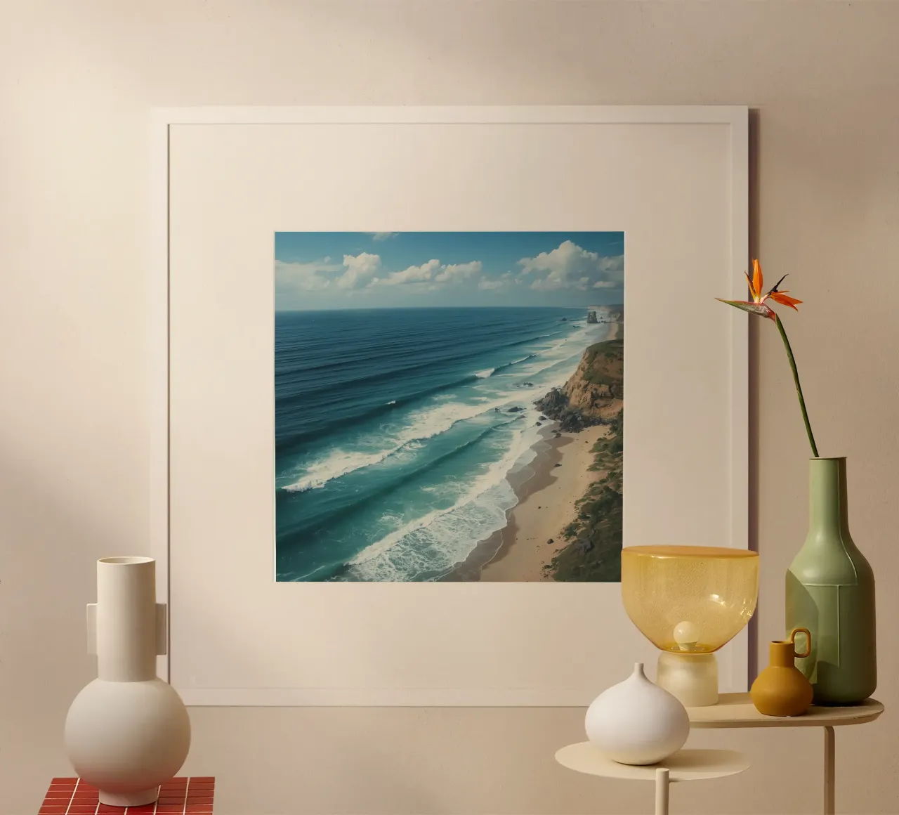 Vue aérienne de la plage de Sandy Beach, des vagues de l'océan et des falaises côtières poster avec cadre en aluminium de DesignDoodle