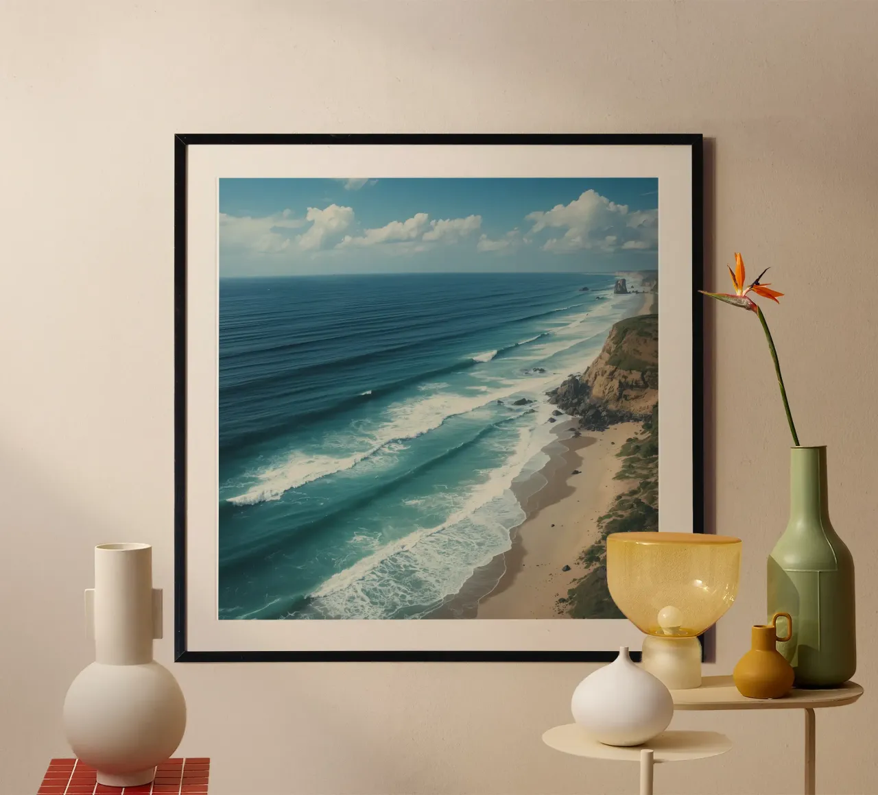 Vue aérienne de la plage de Sandy Beach, des vagues de l'océan et des falaises côtières poster avec cadre en aluminium de DesignDoodle