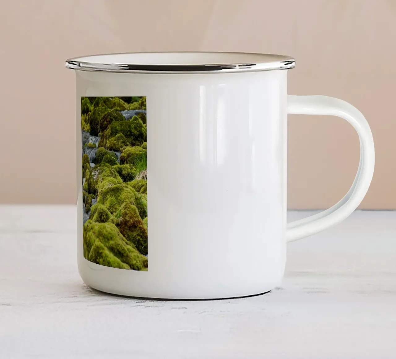 Ruscello e pietre muschiose tazza in smalto da anderm