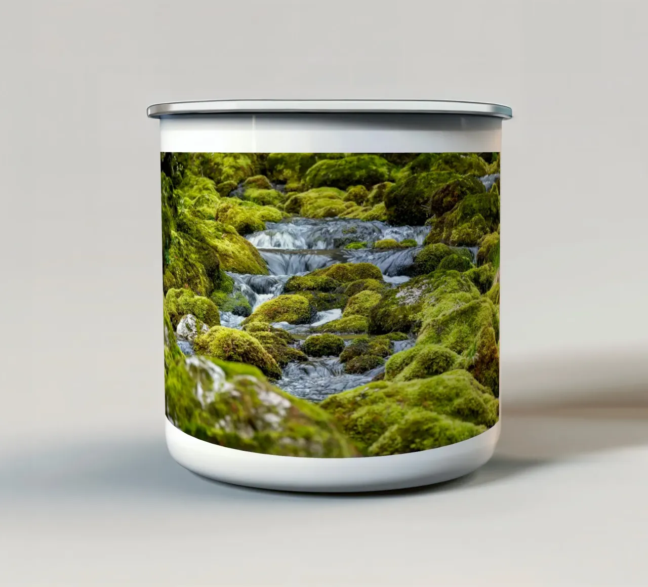 Ruscello e pietre muschiose tazza in smalto da anderm