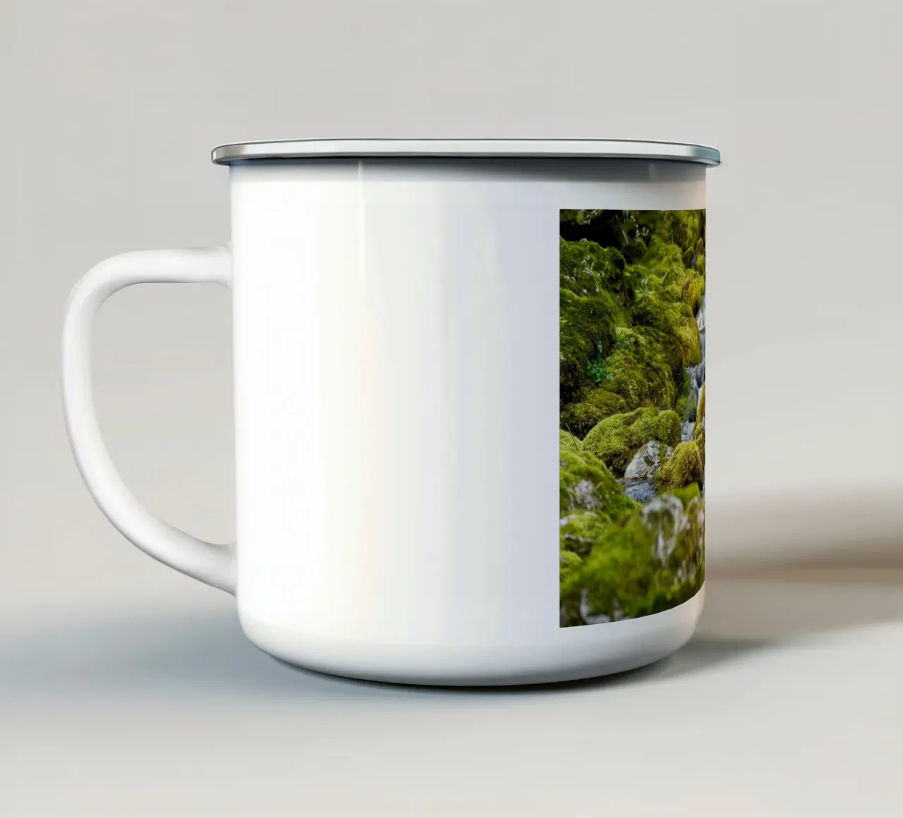 Ruscello e pietre muschiose tazza in smalto da anderm