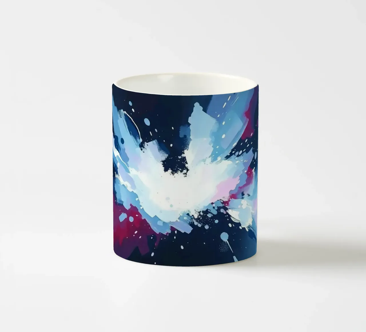 Pittura astratta con pennellate bianche, blu e rosse tazza in ceramica da DesignDoodle