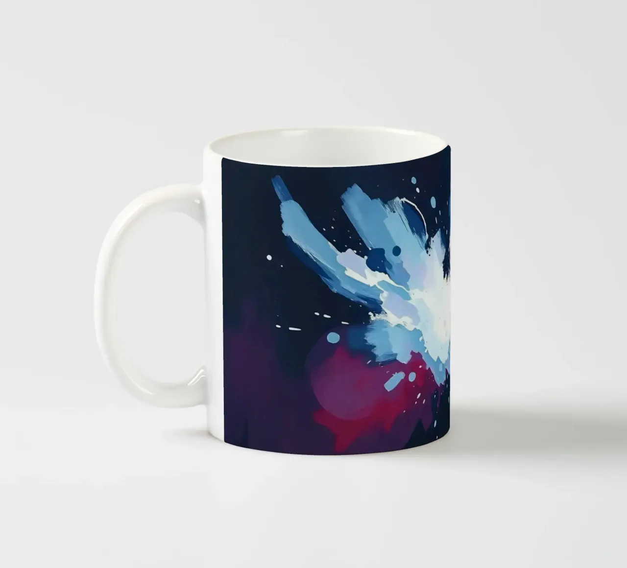 Pittura astratta con pennellate bianche, blu e rosse tazza in ceramica da DesignDoodle