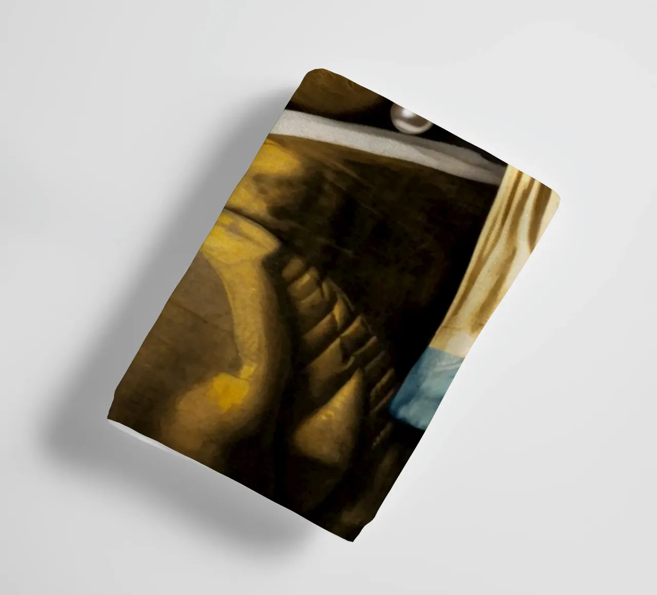 Le paresseux de Vermeer avec une boucle d'oreille en perle dans une robe jaune serviette de bain de Modern Muse