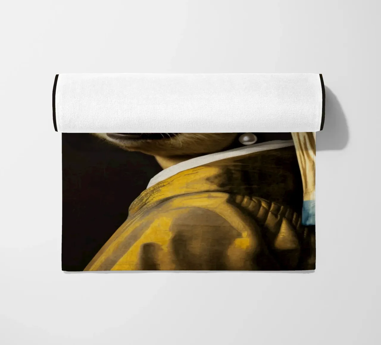 Le paresseux de Vermeer avec une boucle d'oreille en perle dans une robe jaune serviette de plage de Modern Muse