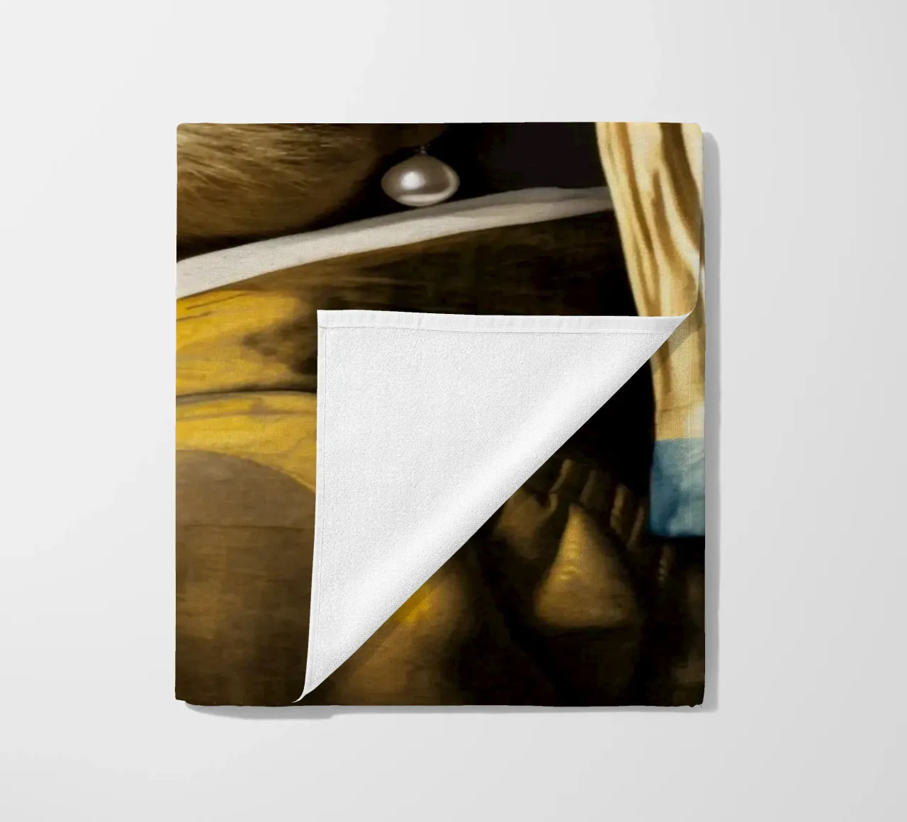 Le paresseux de Vermeer avec une boucle d'oreille en perle dans une robe jaune serviette de plage de Modern Muse
