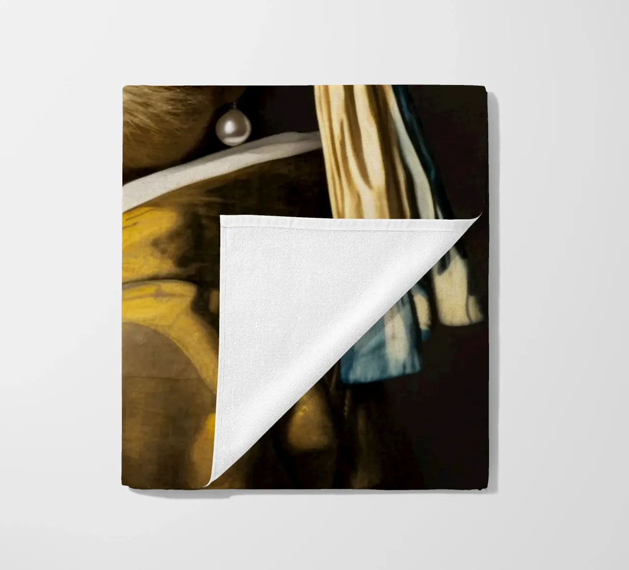 Le paresseux de Vermeer avec une boucle d'oreille en perle dans une robe jaune serviette de plage de Modern Muse