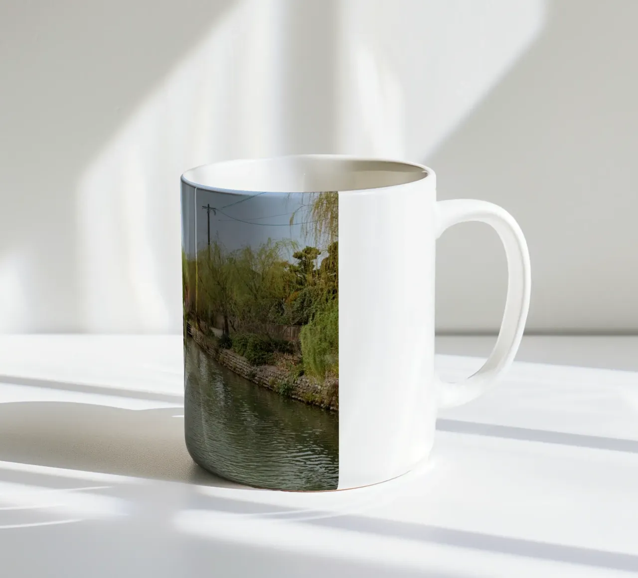 Canale dei ciliegi in fiore a Yanagawa, Giappone tazza in ceramica da Marcel Bisig