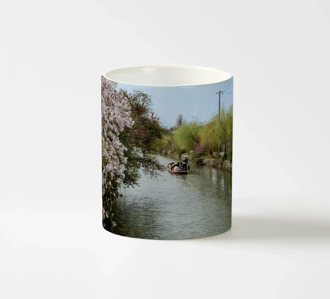 Canale dei ciliegi in fiore a Yanagawa, Giappone tazza in ceramica da Marcel Bisig