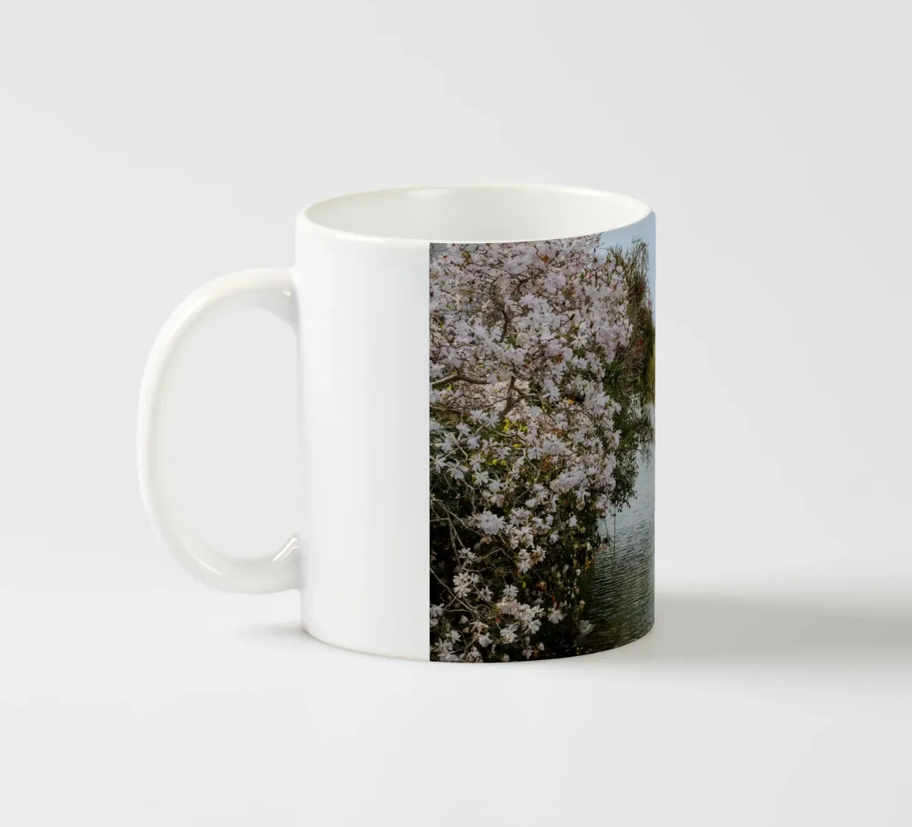 Canale dei ciliegi in fiore a Yanagawa, Giappone tazza in ceramica da Marcel Bisig