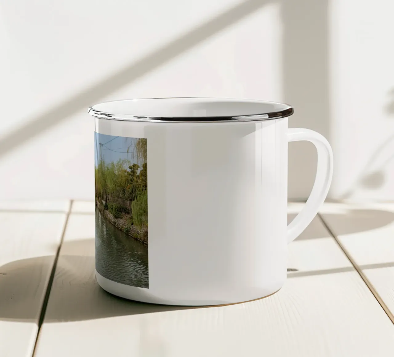 Canale dei ciliegi in fiore a Yanagawa, Giappone tazza in smalto da Marcel Bisig