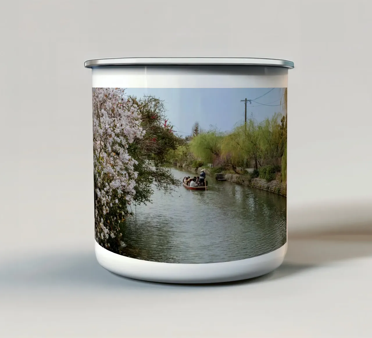 Canale dei ciliegi in fiore a Yanagawa, Giappone tazza in smalto da Marcel Bisig