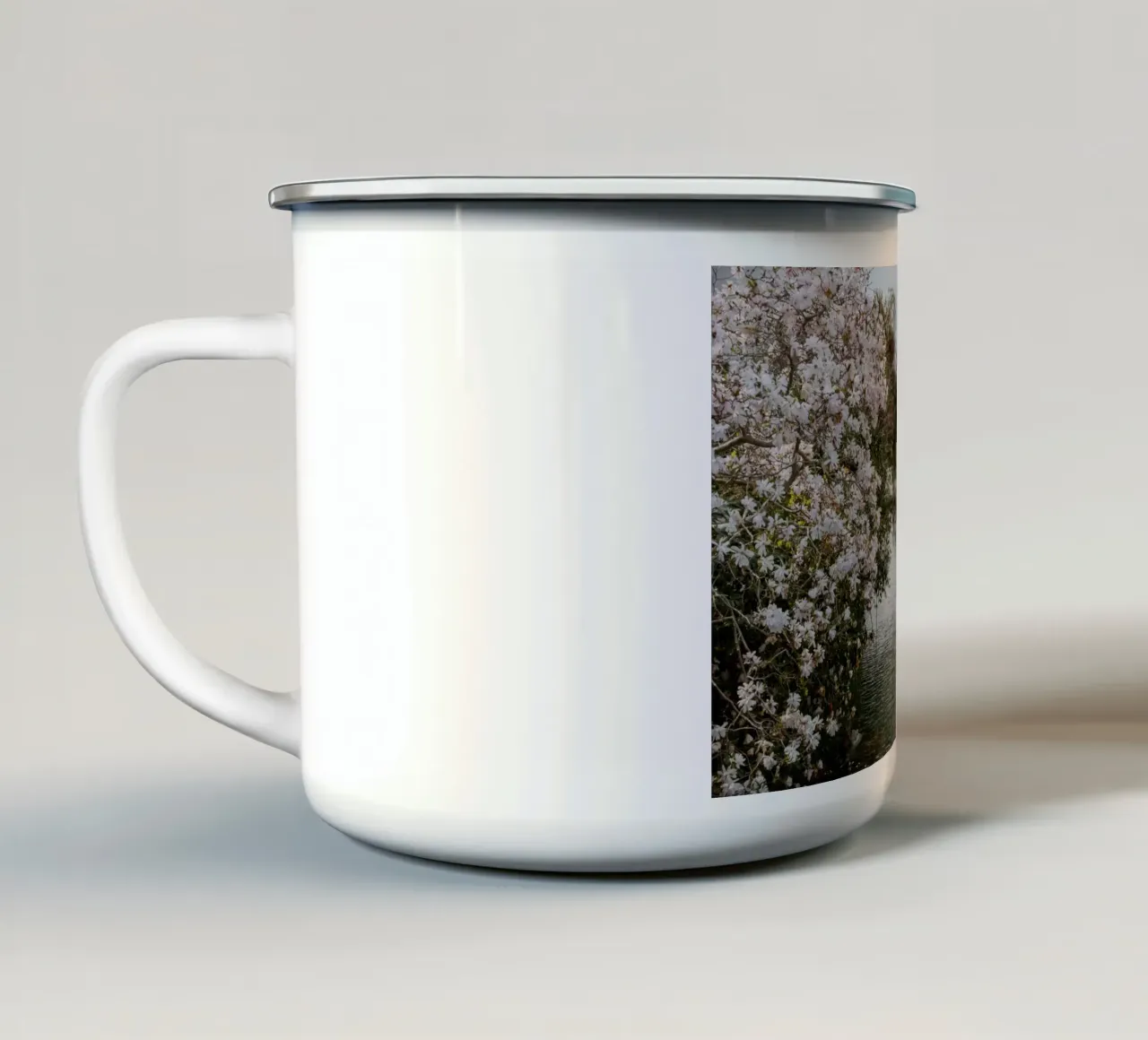 Canale dei ciliegi in fiore a Yanagawa, Giappone tazza in smalto da Marcel Bisig