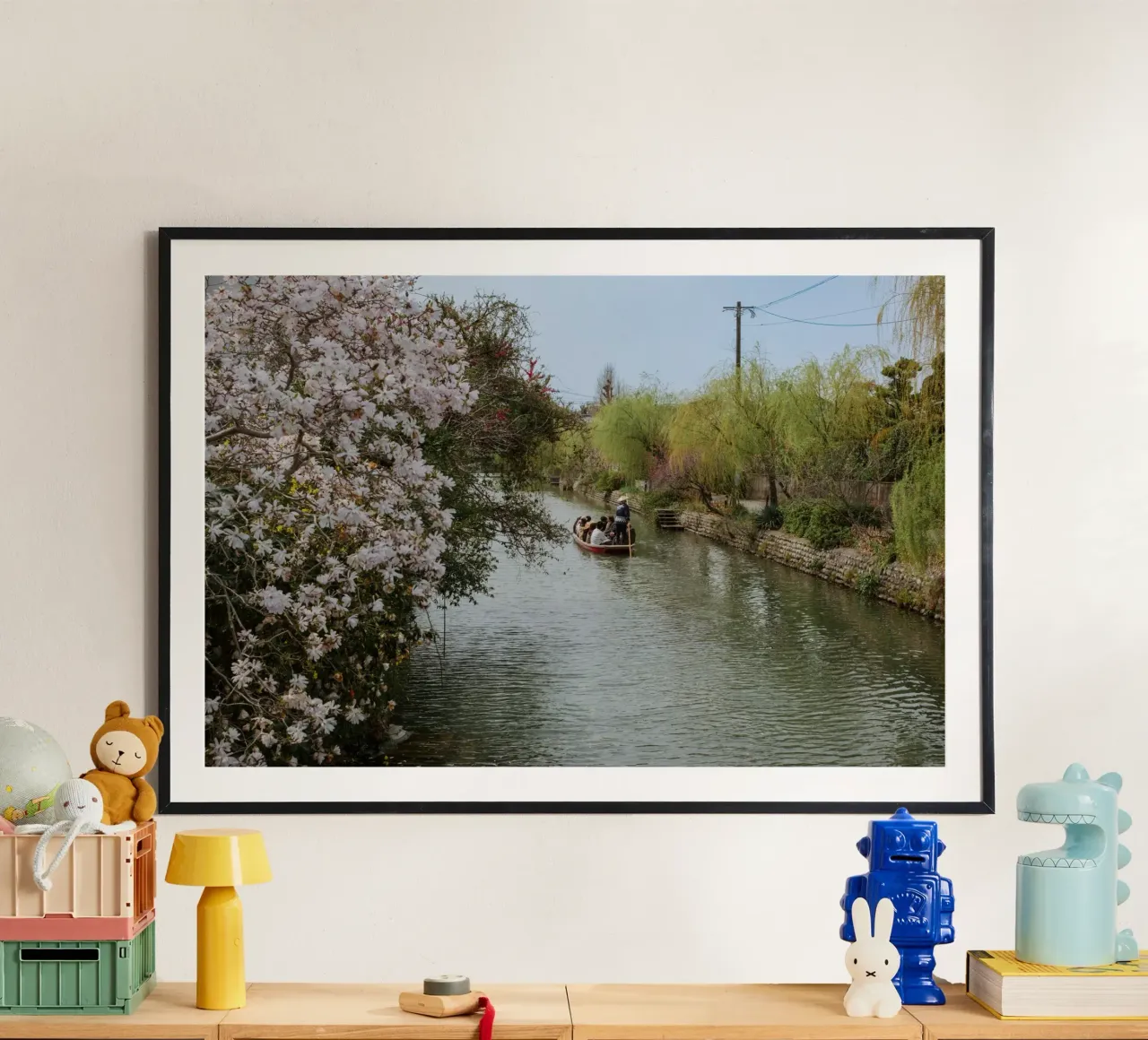 Canale dei ciliegi in fiore a Yanagawa, Giappone poster con telaio in alluminio da Marcel Bisig