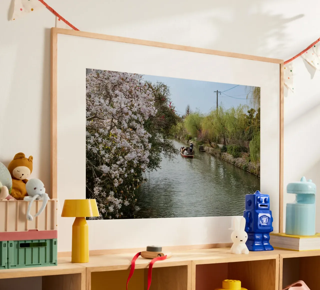 Canale dei ciliegi in fiore a Yanagawa, Giappone poster con telaio in alluminio da Marcel Bisig
