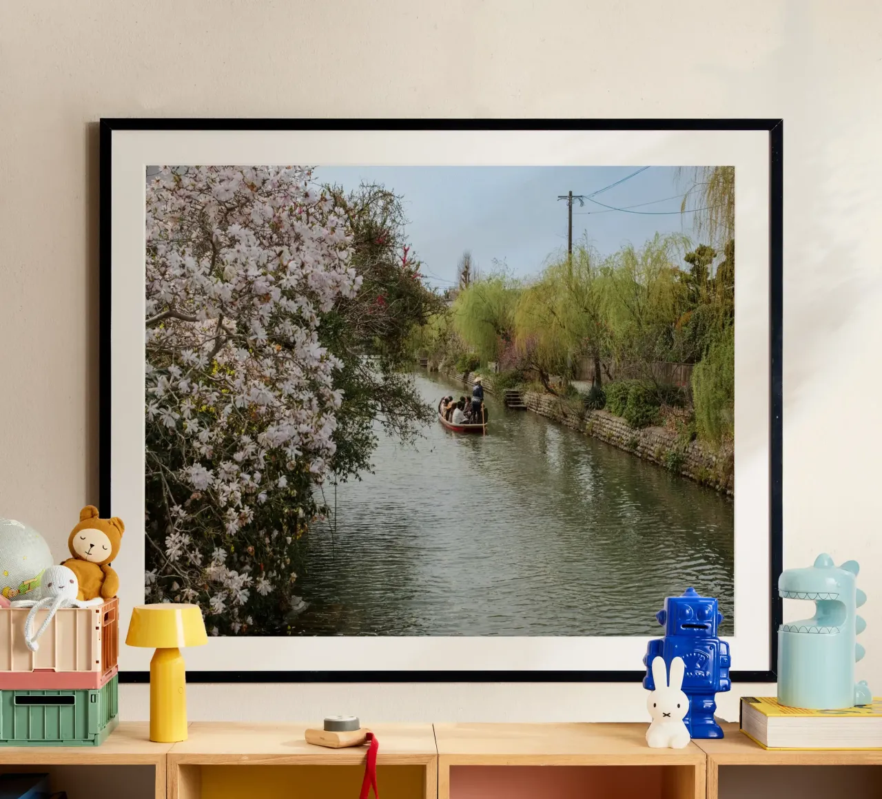 Canale dei ciliegi in fiore a Yanagawa, Giappone poster con telaio in alluminio da Marcel Bisig