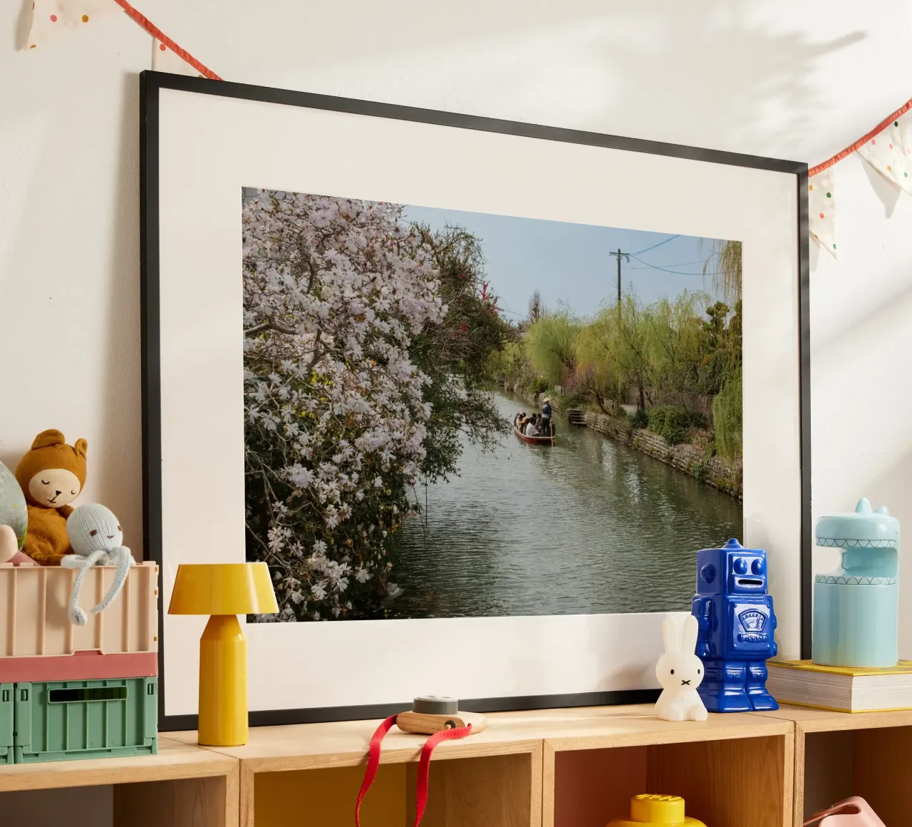 Canale dei ciliegi in fiore a Yanagawa, Giappone poster con telaio in alluminio da Marcel Bisig