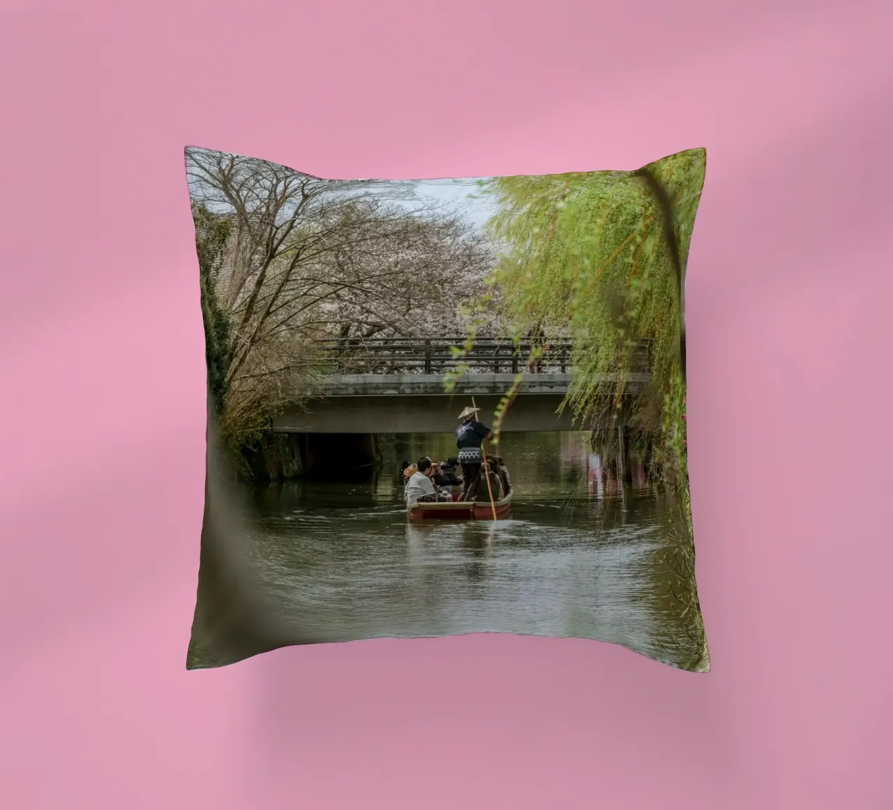 Il fiume dei ciliegi in fiore a Yanagawa, Giappone cuscino da Marcel Bisig