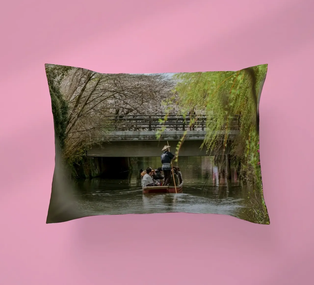 Il fiume dei ciliegi in fiore a Yanagawa, Giappone cuscino da Marcel Bisig