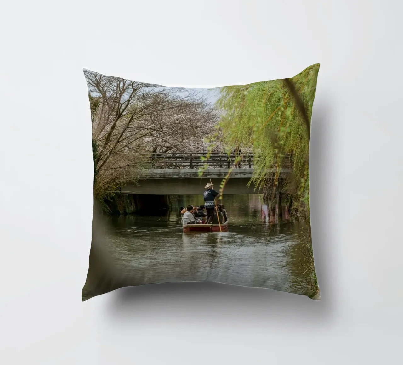 Il fiume dei ciliegi in fiore a Yanagawa, Giappone cuscino da Marcel Bisig