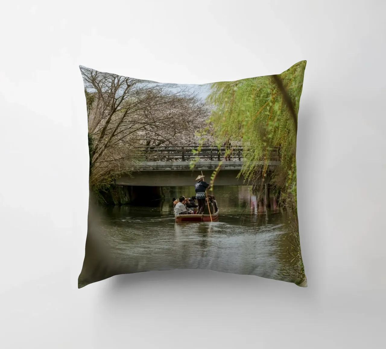 Il fiume dei ciliegi in fiore a Yanagawa, Giappone cuscino da Marcel Bisig