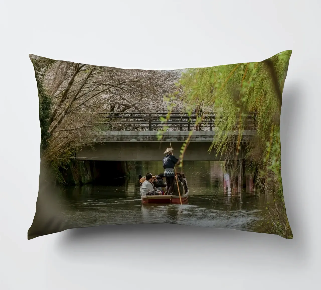 Il fiume dei ciliegi in fiore a Yanagawa, Giappone cuscino da Marcel Bisig