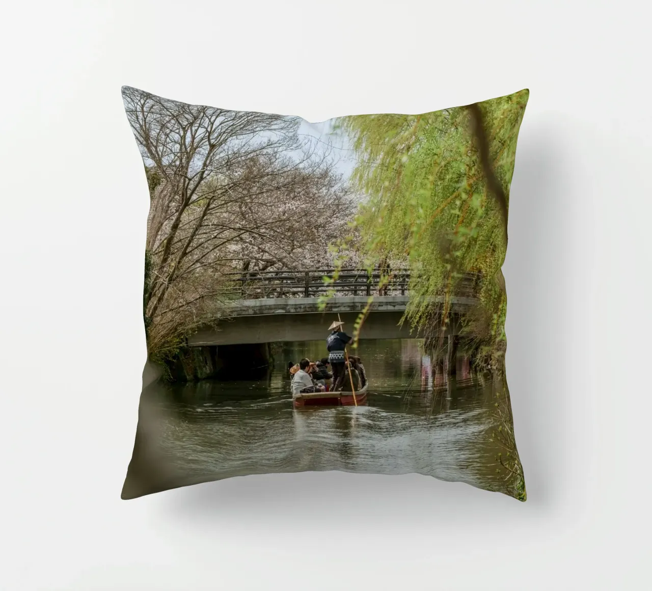 Il fiume dei ciliegi in fiore a Yanagawa, Giappone cuscino da Marcel Bisig