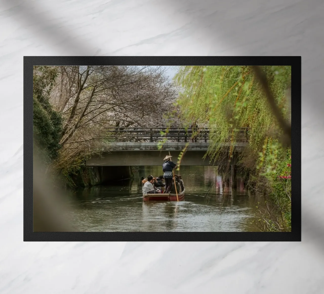 Il fiume dei ciliegi in fiore a Yanagawa, Giappone zerbino da Marcel Bisig